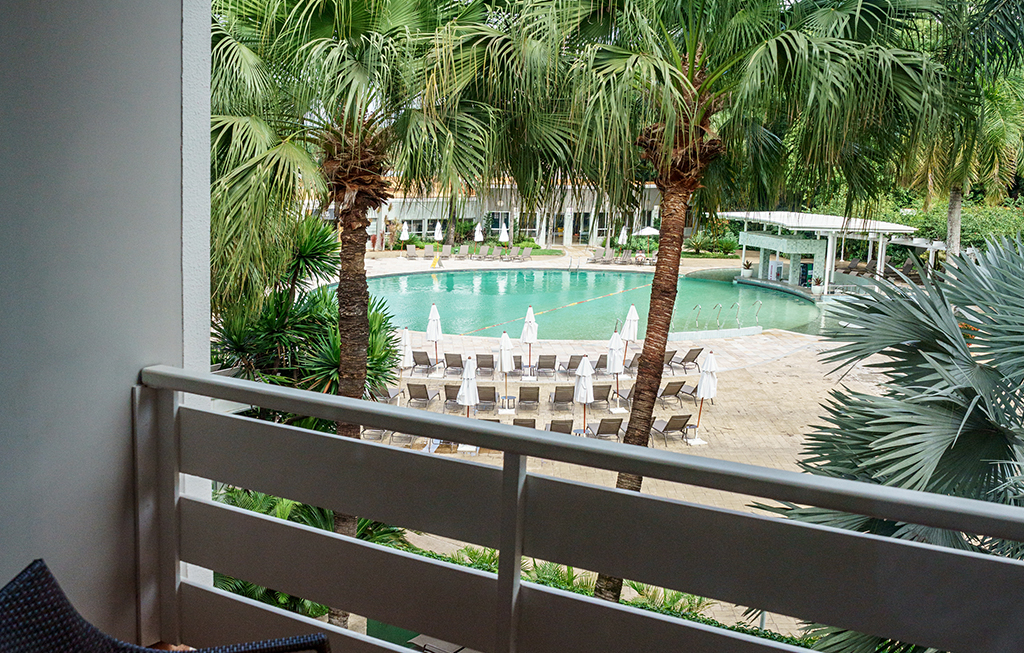 Superior vista piscina - duas camas casal