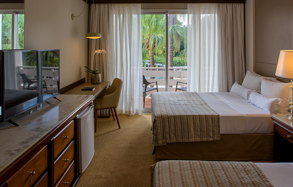 Superior vista piscina - duas camas casal